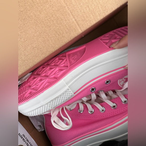 Brand new women’s Varsity pink converse size 5.5 (fits a 5/6) - Picture 8 of 8